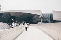 慕尼黑时尚的现代建筑在降雪中展现出城市的冬季氛围