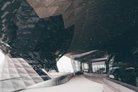 慕尼黑的未来主义雪建筑设计，展现了玻璃与几何特征