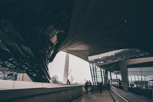 这座现代玻璃建筑以其人物和独特设计为特色，倒映在慕尼黑