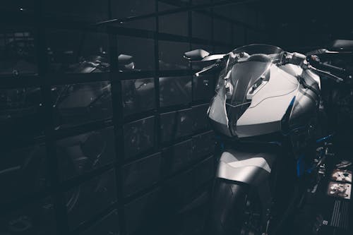 シルバーとブラックのスポーツバイクの浅いフォーカス写真