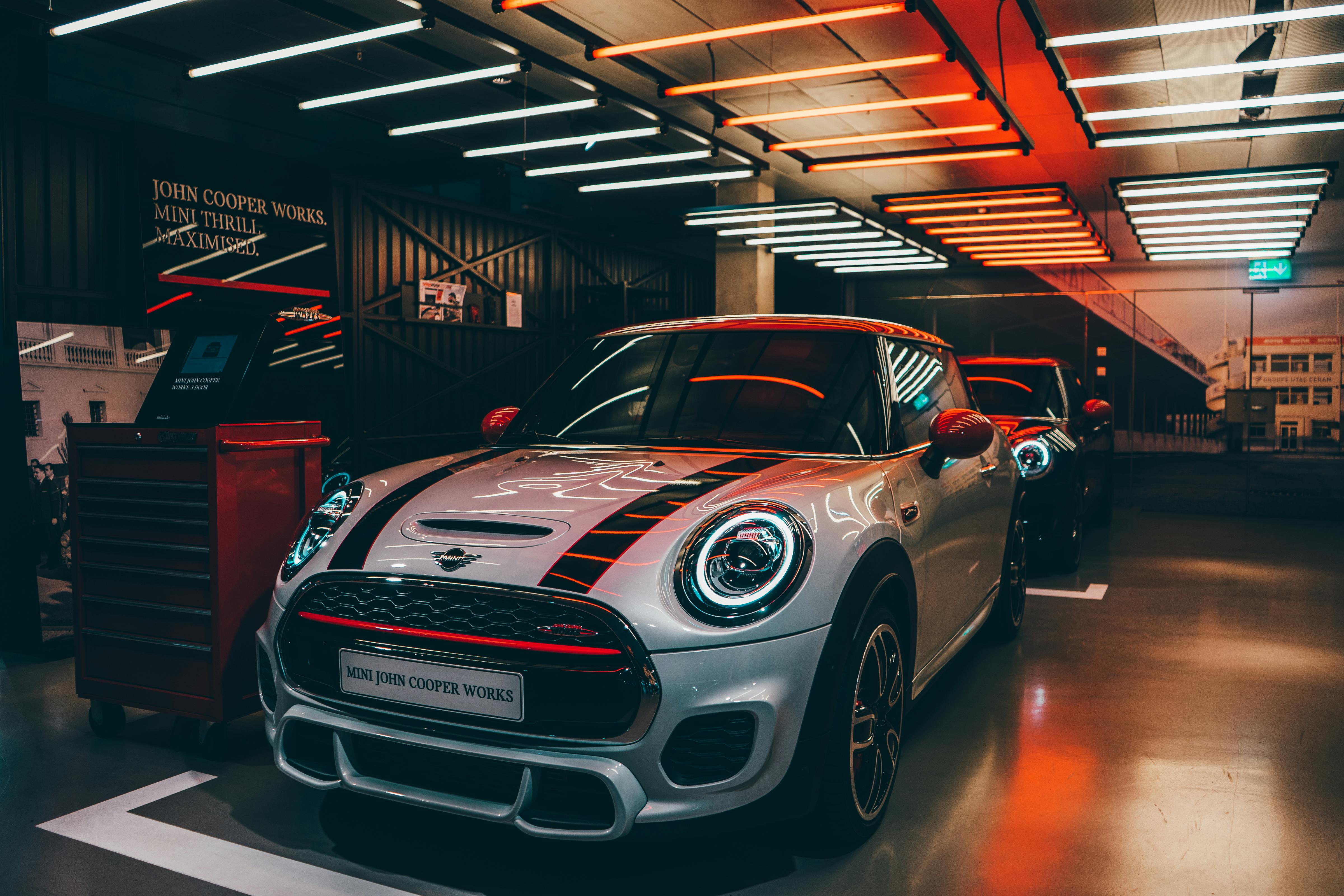 white and red mini cooper countryman