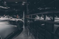 在德国慕尼黑的现代化玻璃墙展厅里，展示着一辆老爷车