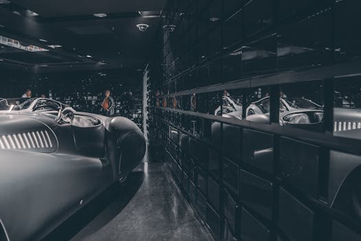 在德国慕尼黑的现代化玻璃墙展厅里，展示着一辆老爷车