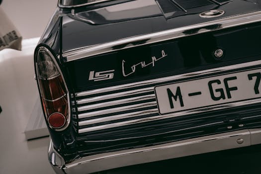 室内一辆挂慕尼黑车牌的老爷车，其尾部细节图