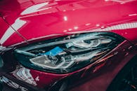 展示现代汽车前灯设计的时尚细节视图