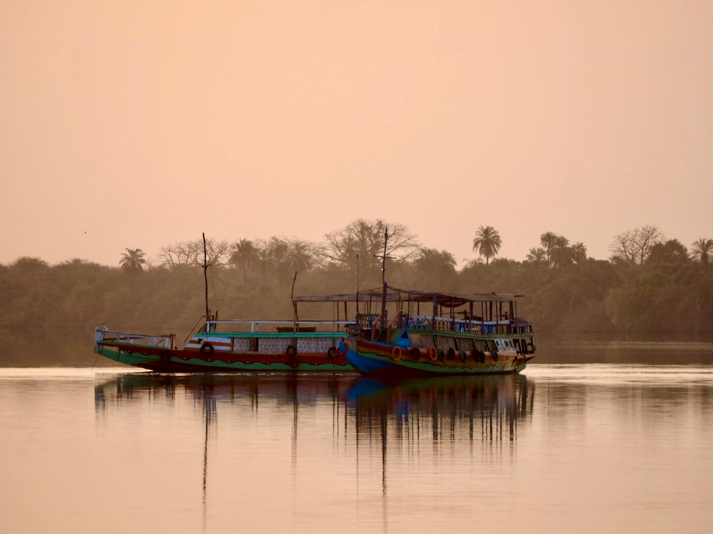Barcos de pesca amarrados en el lago Chad