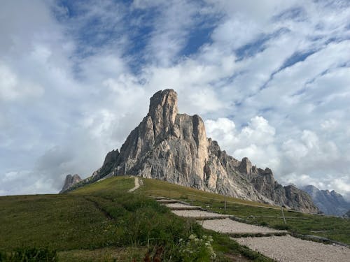 Foto profissional grátis de caminho, céu, colinas