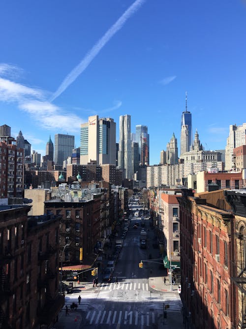 Widok Pod Dużym Kątem Na Ulicę Nowego Jorku Z Panoramą Manhattanu W Tle, Usa, Styczeń 2019 R