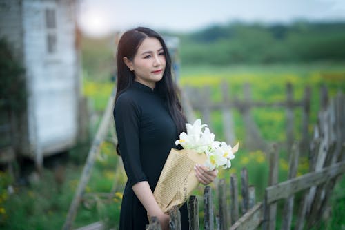 Gratis lagerfoto af asiatisk kvinde, buket, hvide blomster