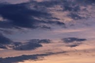 黄昏时分，戏剧性的天空呈现出一片宁静的景色，乌云与色彩缤纷的地平线交相辉映