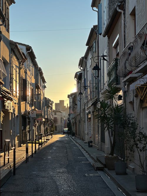 Calle Iluminada Por El Amanecer En El Casco Antiguo De Aigues Mortes, Arrondissement De Nîmes, Occitania, Francia, Enero De 2023