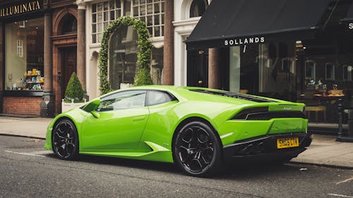 фотография припаркованного лаймово зеленого Lamborghini