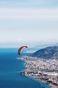 从一架滑翔伞上俯瞰土耳其奥尔杜博兹特佩海岸线的风景，令人惊叹