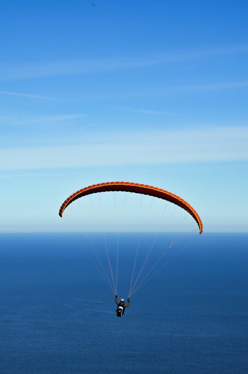 Man Op Parachute Boven De Blauwe Zee