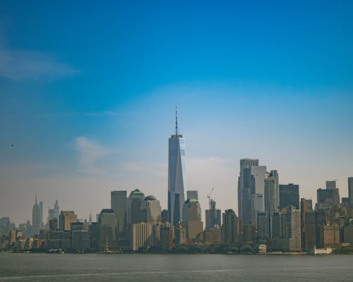 Gratis lagerfoto af blå himmel, by, byer