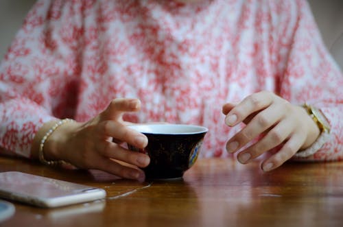 女人抱着黑杯