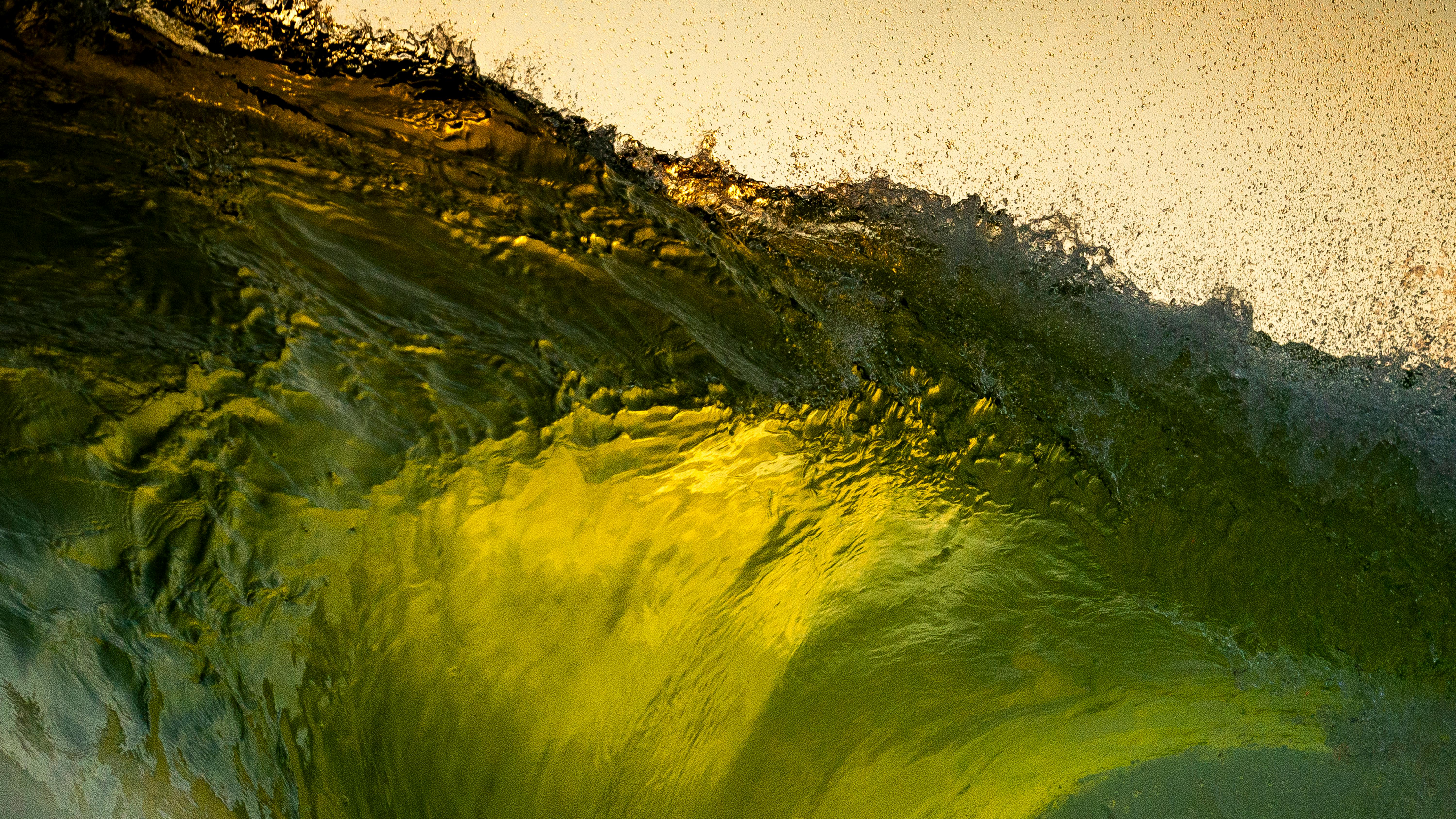 智利沙质海岸线的特写镜头捕捉到了动态波浪上光和色彩充满活力的嬉戏