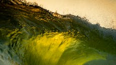 智利沙质海岸线的特写镜头捕捉到了动态波浪上光和色彩充满活力的嬉戏