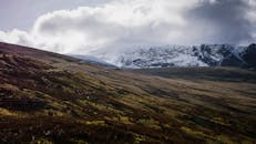 威尔士斯诺登尼亚国家公园的雪山在壮观的云层下令人惊叹