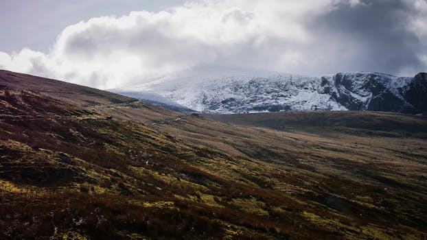 威尔士斯诺登尼亚国家公园的雪山在壮观的云层下令人惊叹