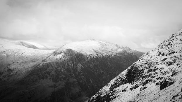 探索斯诺登尼亚令人惊叹的白雪皑皑的山脉，以黑白画面捕捉其壮丽景色