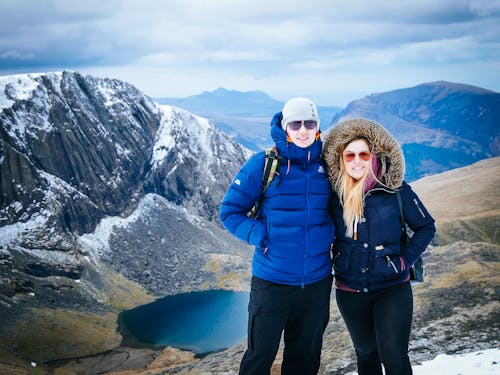 Homme Et Femme Debout à Haute Altitude