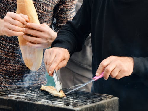 Person, Die Draußen Grillt