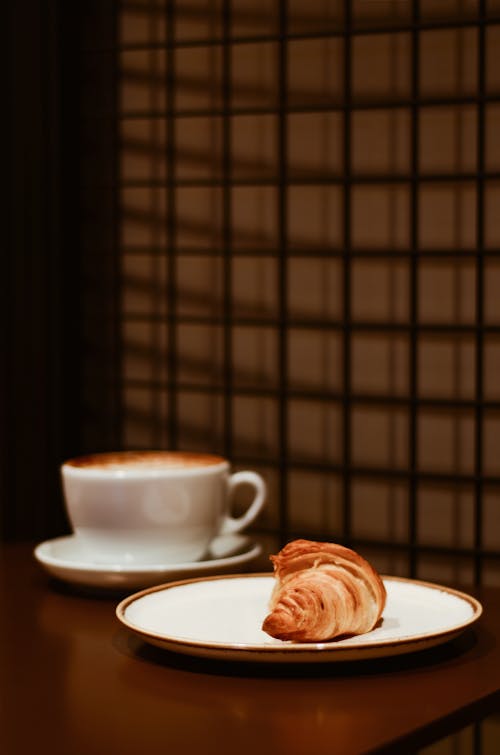 Fotobanka s bezplatnými fotkami na tému cappuccino, chutný, croissant