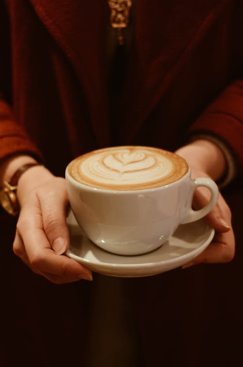 Foto Del Primo Piano Della Persona Che Tiene La Tazza Di Caffè