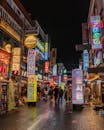霓虹灯招牌下，人们在热闹的首尔街头探索着韩国充满活力的夜生活
