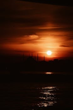 伊斯坦布尔天际线的轮廓与令人惊叹的日落，非常适合旅行和自然主题