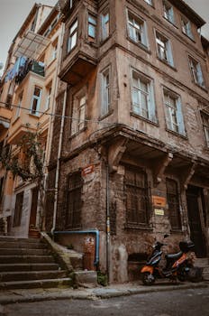 城市街角，一辆滑板车停在一座迷人的老建筑旁