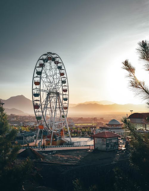 Gratis Foto Ferris Wheel Di Taman Hiburan Foto Stok