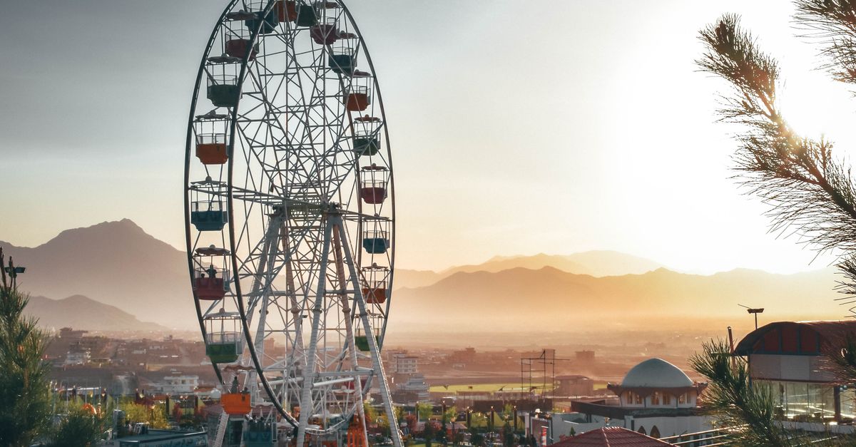 Rüyada Çocuklarla Lunaparkta Gezinmek - Rüya Tabiri ve Anlamı - Eğlence Parkı'Nda Dönme Dolap Fotoğrafı