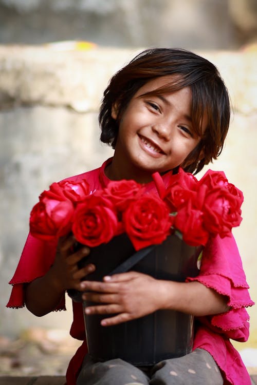 Free A little girl holding a bunch of roses Stock Photo