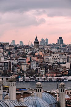 伊斯坦布尔的城市景观令人惊叹，日落时分的标志性加拉塔塔是其特色