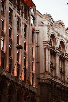 在温暖的夕阳光下，历史建筑的立面展示了复杂的设计元素，令人惊叹