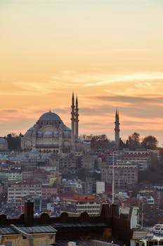 伊斯坦布尔城市景观中充满活力的日落，映衬着苏莱曼尼耶清真寺的美丽景色