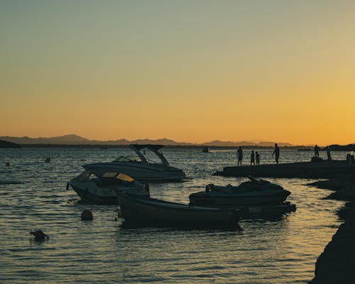 Foto d'estoc gratuïta de amarrat, barques, capvespre