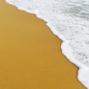 菲律宾马卡蒂的宁静沙滩，海浪柔和