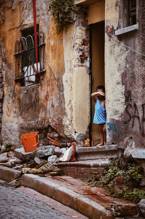 Kostenlos Junge, Der Auf Betonwand Stützt Stock-Foto