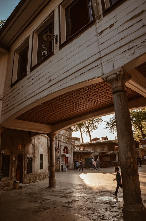 Garçon Marche Sous La Maison