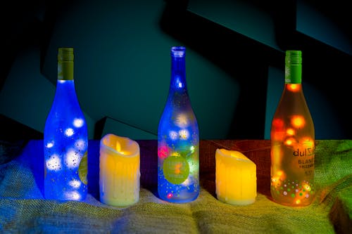 Bodegón de botellas y velas 