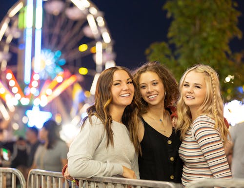 Foto d'estoc gratuïta de adolescents, amics, dempeus