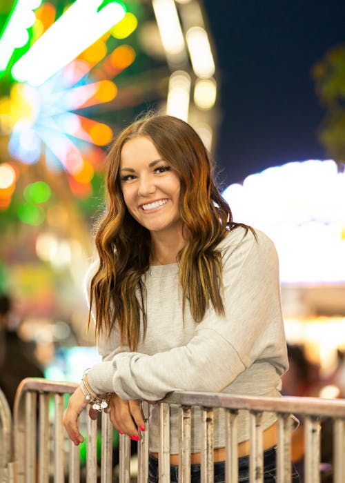 Kostenloses Stock Foto zu braune haare, frau, geländer