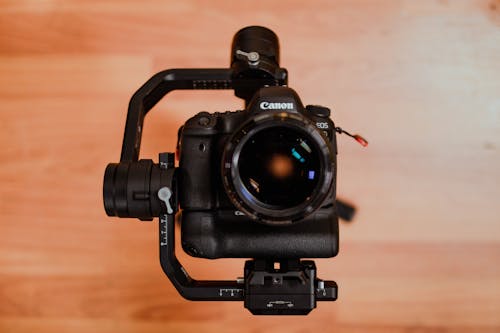 Fotocamera Canon Dslr Nera Su Superficie Di Legno Marrone