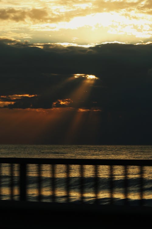 난간, 먹구름, 바다의 무료 스톡 사진