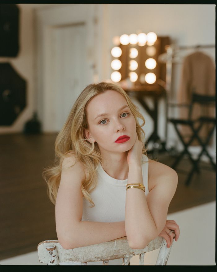 Woman with glamorous blonde wig and red lipstick