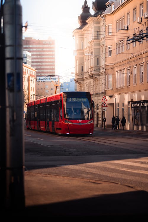 Fotobanka s bezplatnými fotkami na tému bratislava, budova, červená