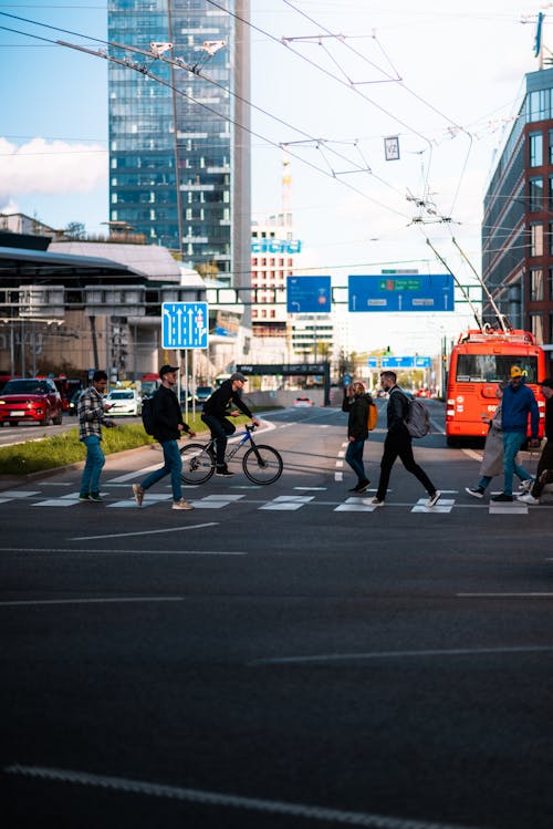 Gratis stockfoto met auto's, fietser, fietspad